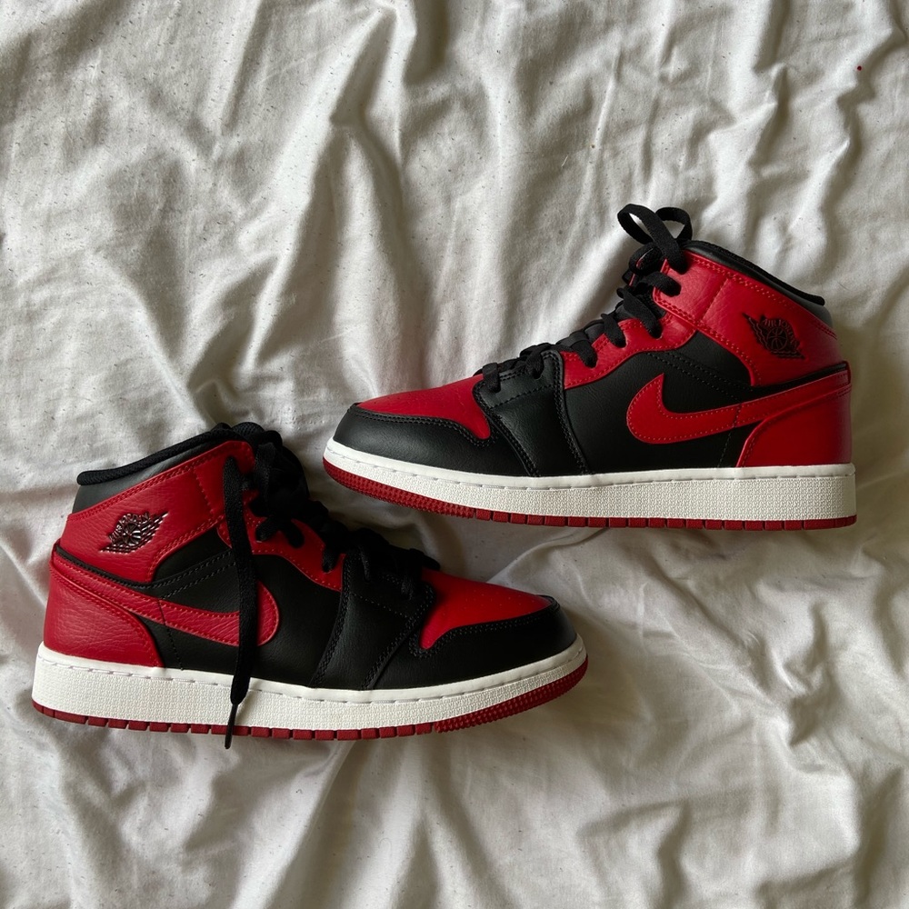 Nike Air Jordan 1 retro Mid GS “Banned Bred” NEW❣️